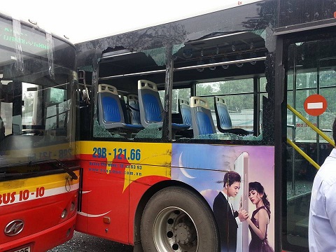Hiện trường vụ tai nạn giao thông giữa 2 xe buýt ở Hà Nội