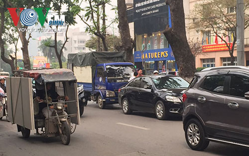 Các phương tiện di chuyển khó khăn qua hiện trường vụ tai nạn giao thông