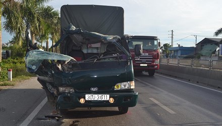 Chiếc xe tải bị hư hỏng nặng tại hiện trường vụ tai nạn giao thông thương tâm khiến vợ chết, chồng nguy kịch ở Nghệ An