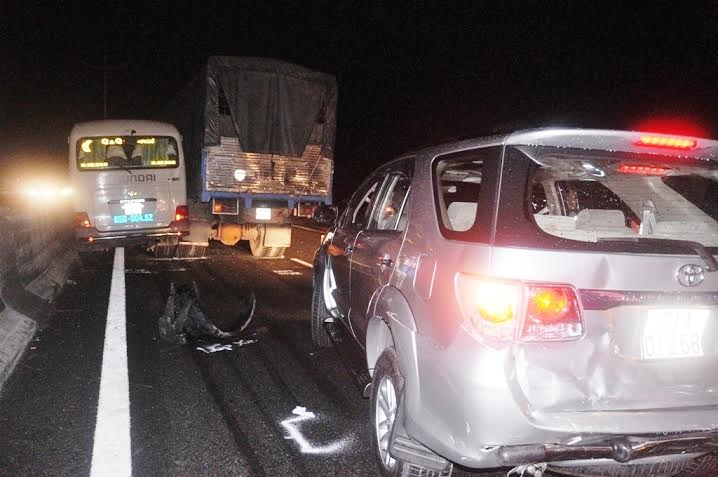 Xe tải nổ lốp kè chặt xe khách vào dải phân cách tại hiện trường vụ tai nạn giao thông liên hoàn