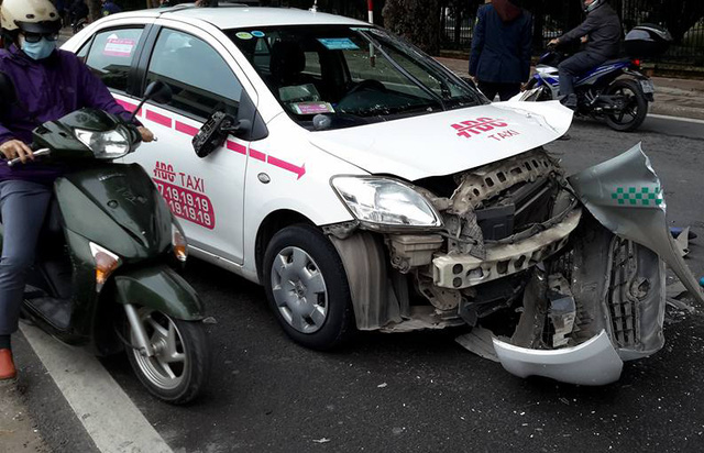 Xe taxi hư hỏng nặng phần đầu sau vụ tai nạn giao thông