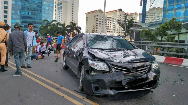 Chiếc xe ô tô nhãn hiệu Toyota gây tai nạn giao thông liên hoàn trên cầu vượt Nguyễn Chí Thanh