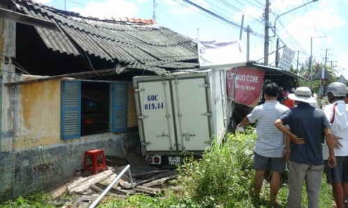 Chiếc xe tải va quẹt trúng một nữ sinh gây tai nạn giao thông chết người trước khi tông vào hai ngôi nhà