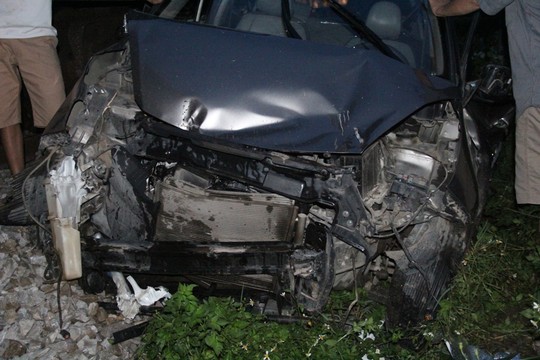 Xe ô tô Kia Morning nát bét sau khi gặp tai nạn giao thông với tàu hỏa