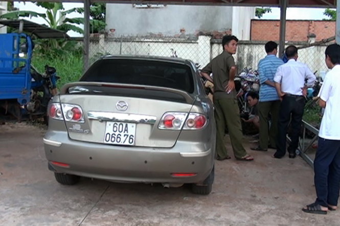 Ô tô gây tai nạn giao thông được đưa về trụ sở UBND xã Vĩnh Tân để chờ điều tra làm rõ