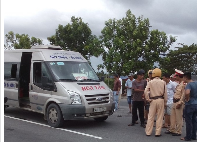 Hành khách trên chuyến xe khách Đà Nẵng – Bình Định vật vã đón xe khác sau khi tai nạn giao thông xảy ra