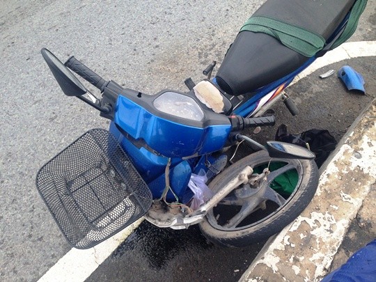 Xe máy của chị Hường bị gãy rời bánh trước sau vụ tai nạn giao thông bất ngờ