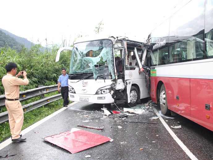 Hiện trường vụ tai nạn giao thông giữa hai xe khách trên đèo Bảo Lộc