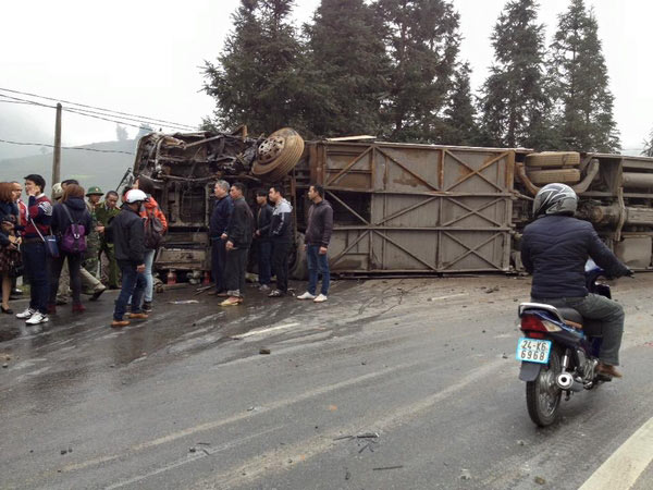 Hiện trường vụ tai nạn giao thông khiến gần 40 người Trung Quốc bị thương, 1 người tử vong tại chỗ ở Sa Pa