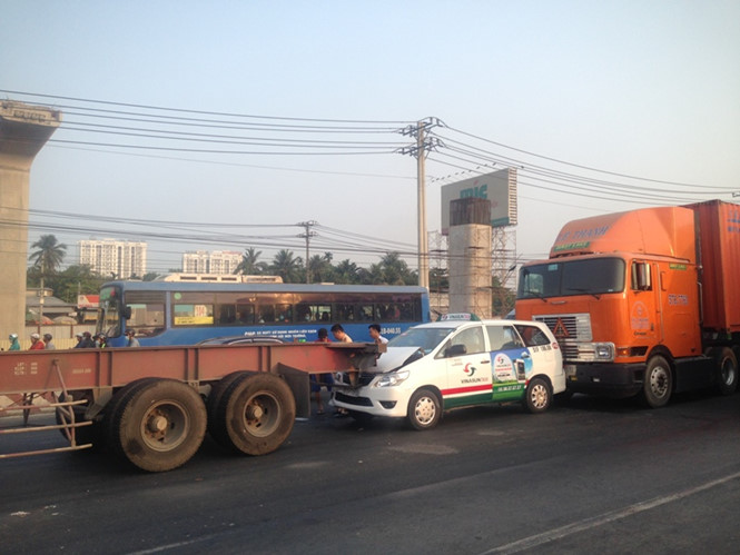 Hiện trường vụ tai nạn giao thông trên xa lộ Hà Nội