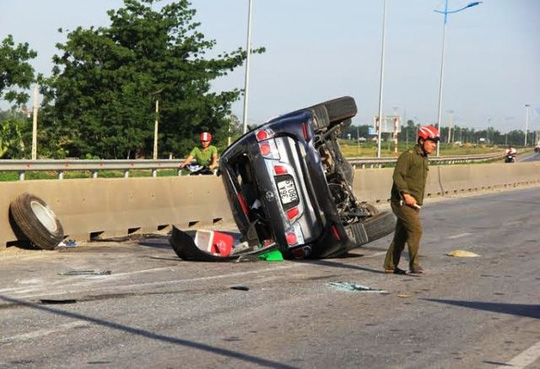 Hiện trường vụ tai nạn giao thông nơi ô tô 7 chỗ tông dải phân cách khiến 5 người nhập viện