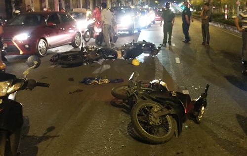 Xe máy của anh Tiến tông vào hiện trường vụ tai nạn giao thông khiến nạn nhân bị chấn thương sọ não
