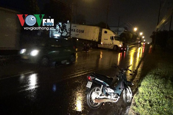 Vụ tai nạn giao thông bất ngờ khiến chiếc xe máy văng xe nhiều mét trên đường