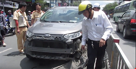 Dù gây tai nạn giao thông nhưng nữ tài xế quyết cố thủ trong ô tô không  chịu ra ngoài
