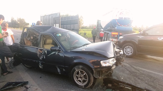 Ô tô 4 chỗ bị hư hỏng nặng sau vụ tai nạn giao thông bất ngờ