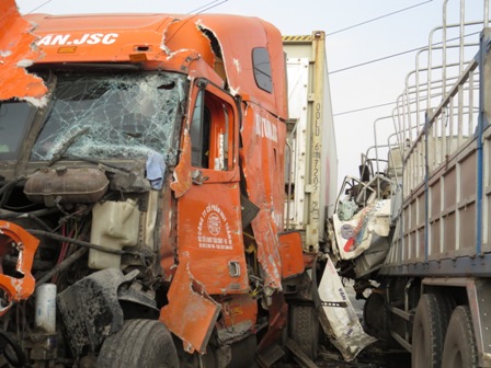 Vụ tai nạn giao thông kinh hoàng khiến xe tải và xe container nát đầu, lái xe tải tử vong tại chỗ