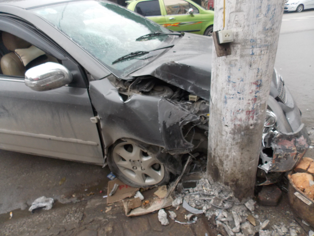 Vụ tai nạn giao thông khiến phía đầu bên phải chiếc xe con bị hư hỏng nặng
