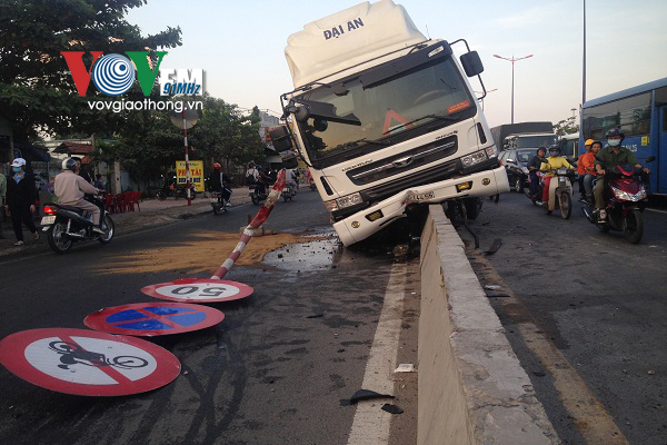 Tại hiện trường vụ tai nạn giao thông, dầu nhớt tràn ra mặt đường gây khó khăn cho các phương tiện đi lại