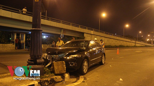 Hiện trường vụ tai nạn giao thông xảy ra lúc nửa đêm ở TPHCM