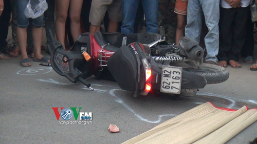 Chiếc xe máy của nạn nhân nằm chỏng chơ giữa hiện trường vụ tai nạn giao thông