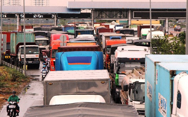 Tai nạn giao thông khiến hàng nghìn ô tô nối đuôi nhau ‘chôn chân’ trên cầu Phú Mỹ