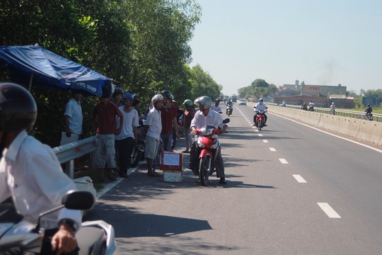 Sau tai nạn giao thông, người dân địa phương lập thùng quyên góp hỗ trợ người xấu số