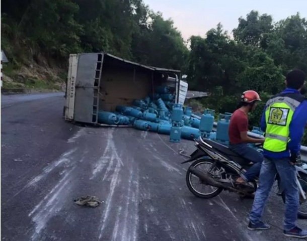 Hiện trường vụ tai nạn giao thông khiến xe tải chở bình gas lật trên đèo Hải Vân
