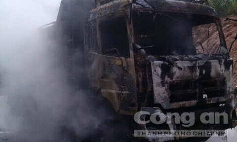 Bản tin tai nạn giao thông mới nhất hôm nay ngày 2/9 đề cập đến vụ xe ben bất ngờ bốc cháy ngùn ngụt trên đường