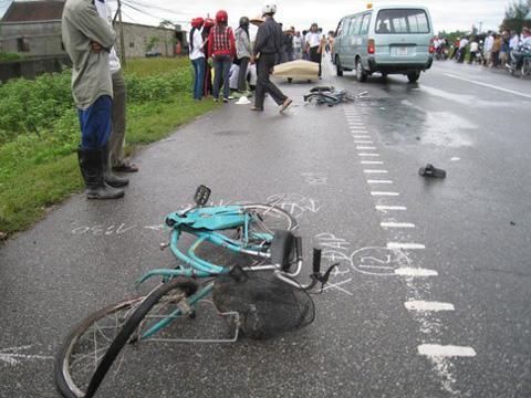 Lực lượng chức năng tỉnh Khánh Hòa đang khẩn trương làm rõ nguyên nhân vụ tai nạn giao thông chết người giữa ô tô và xe đạp