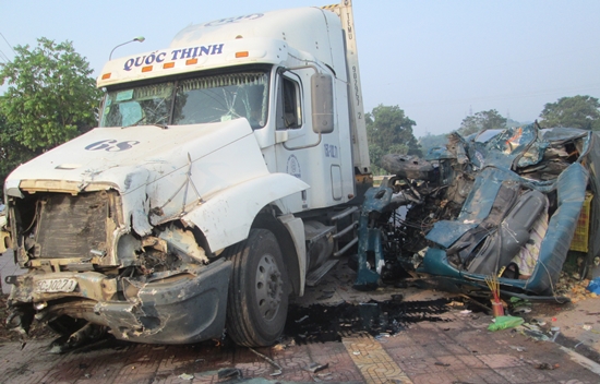 Hai chiếc xe hư hỏng nặng sau vụ tai nạn giao thông kinh hoàng