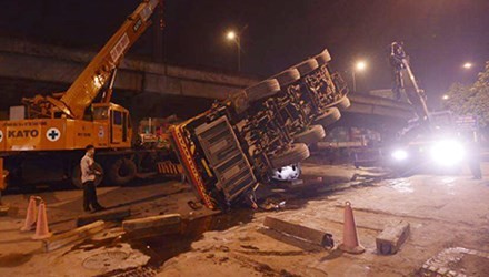 Hiện trường vụ tai nạn sập xe cẩu cỡ lớn trên đường Nguyễn Xiển