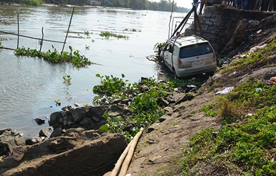 Hiện trường vụ tai nạn giao thông khiến cả xe máy lẫn ô tô rơi xuống sông