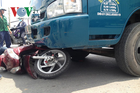 Xe máy nằm kẹt dưới gầm xe tải, hư hỏng nặng sau vụ tai nạn giao thông