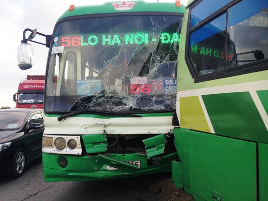 Hai chiếc xe buýt hư hỏng nặng sau vụ tai nạn giao thông liên hoàn trên cầu Rạch Chiếc