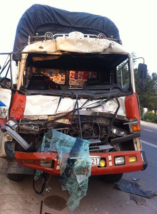 Xe tải 77H-0421 hư hỏng nặng sau tai nạn giao thông kinh hoàng