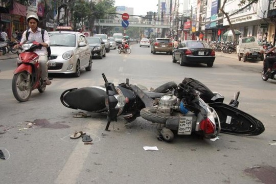 Hiện trường vụ tai nạn giao thông khiến 2 người bị thương nặng trên phố Thái Hà (Hà Nội)