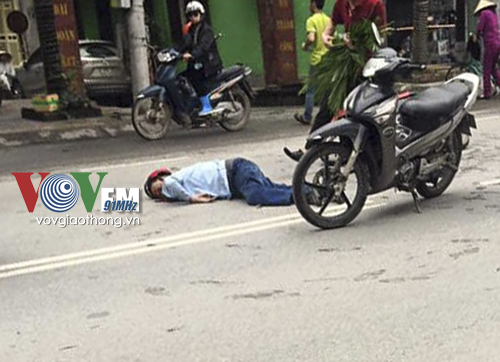 Người đàn ông đi xe máy Future nằm bất tỉnh tại hiện trường vụ tai nạn giao thông