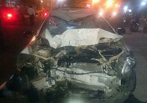 Chiếc taxi bẹp nát phần đầu sau vụ tai nạn giao thông kinh hoàng
