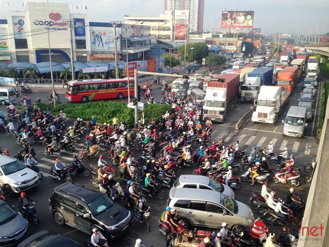 Hàng ngàn phương tiện ‘chôn chân’ trên đường vì tai nạn giao thông