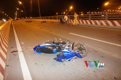 Hiện trường vụ tai nạn giao thông liên hoàn tại cầu vượt Trần Văn Giàu, TPHCM
