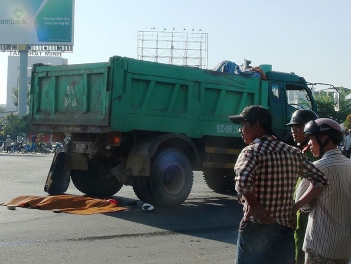 Hiện công an tỉnh Quảng Nam đang làm rõ nguyên nhân vụ tai nạn giao thông và xác định danh tính tài xế xe tải