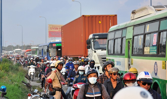 Vụ tai nạn khiến giao thông trên xa lộ Hà Nội ùn tắc nghiêm trọng