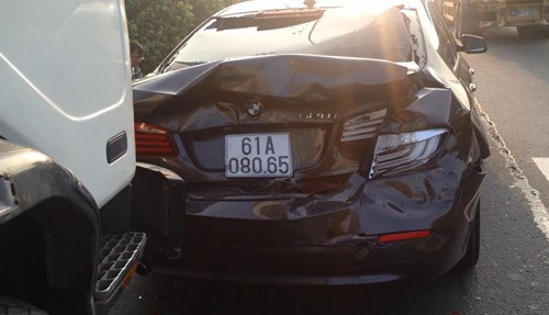 Chiếc xe ô tô BMW biến dạng phần đuôi sau vụ tai nạn giao thông liên hoàn