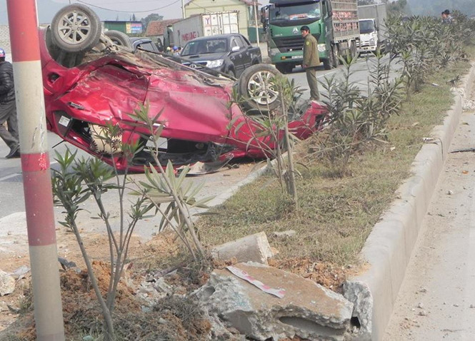 Vụ tai nạn giao thông khiến chiếc xe ô tô 5 chỗ ngồi bị xe container đâm nằm 