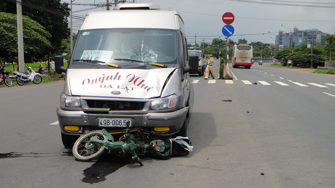 Xe máy bị kéo lê, nằm dưới gầm xe khách sau tai nạn giao thông