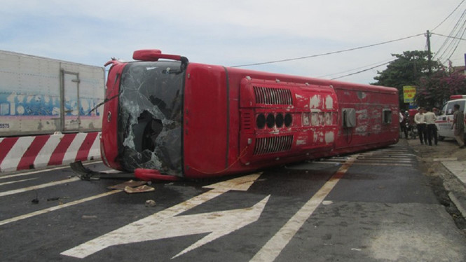 Hiện trường vụ tai nạn giao thông khiến xe khách bị lật, 8 người thương vong