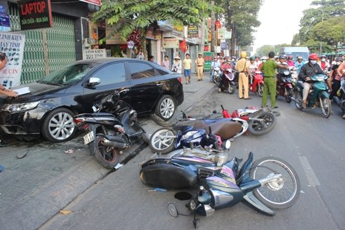 Hiện trường vụ tai nạn giao thông xe ‘điên’ tông liên hoàn 6 máy ở TPHCM