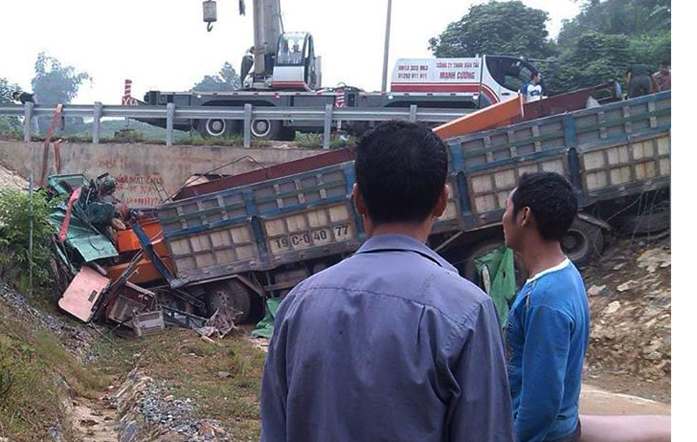 Hiện trường vụ tai nạn giao thông trên cao tốc Hà Nội – Lào Cai khiến phụ xe tử vong