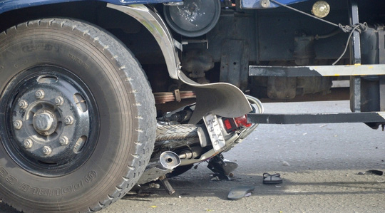 Nam thanh niên bị nguy kịch sau vụ tai nạn giao thông với xe tải