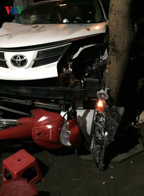Hiện trường vụ tai nạn giao thông xế hộp đâm gãy cây trên đường Trần Hưng Đạo, TP Vinh